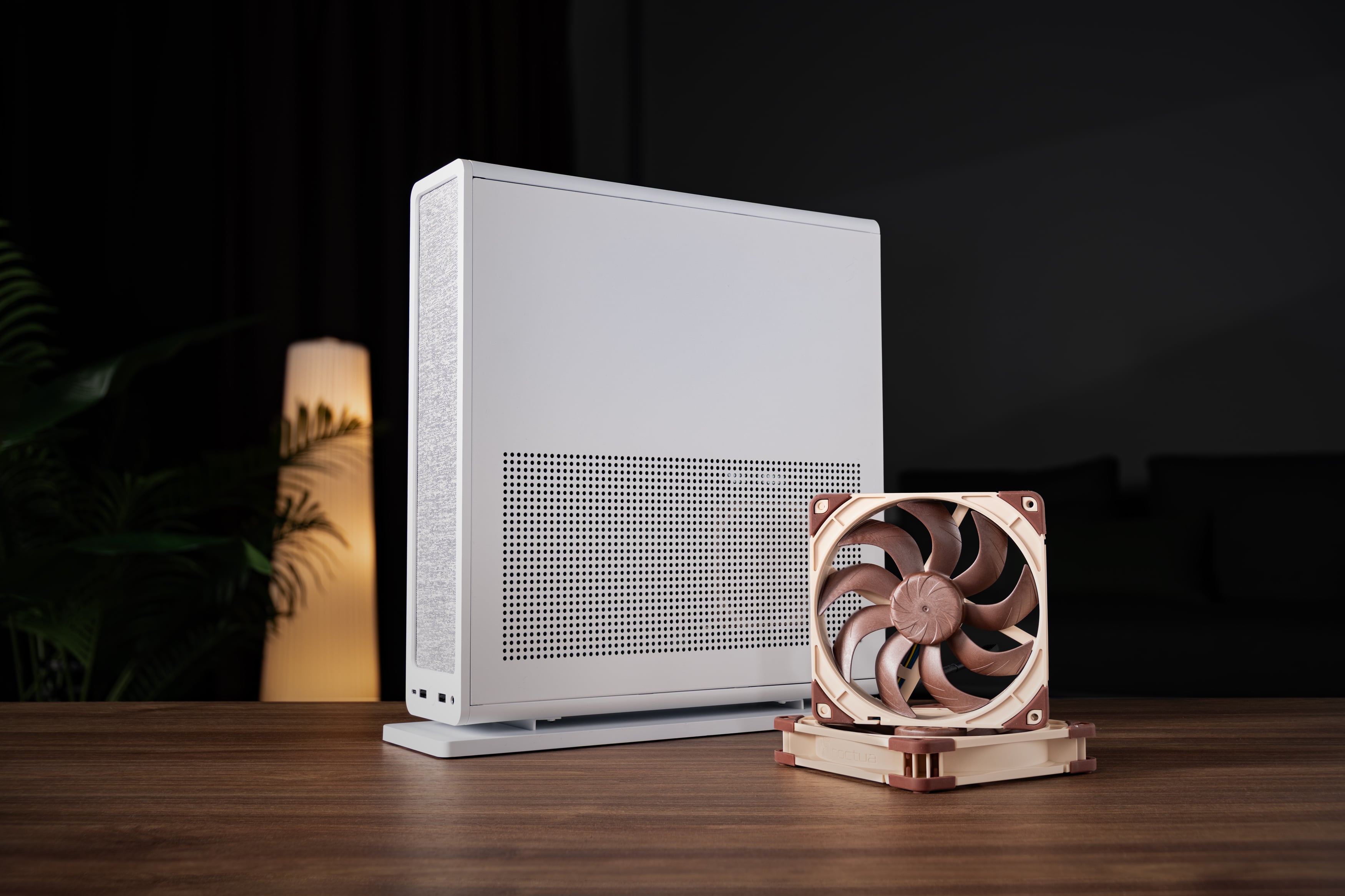 Fractal Design Ridge mITX case Noctua NF-A14x25 G2 fans