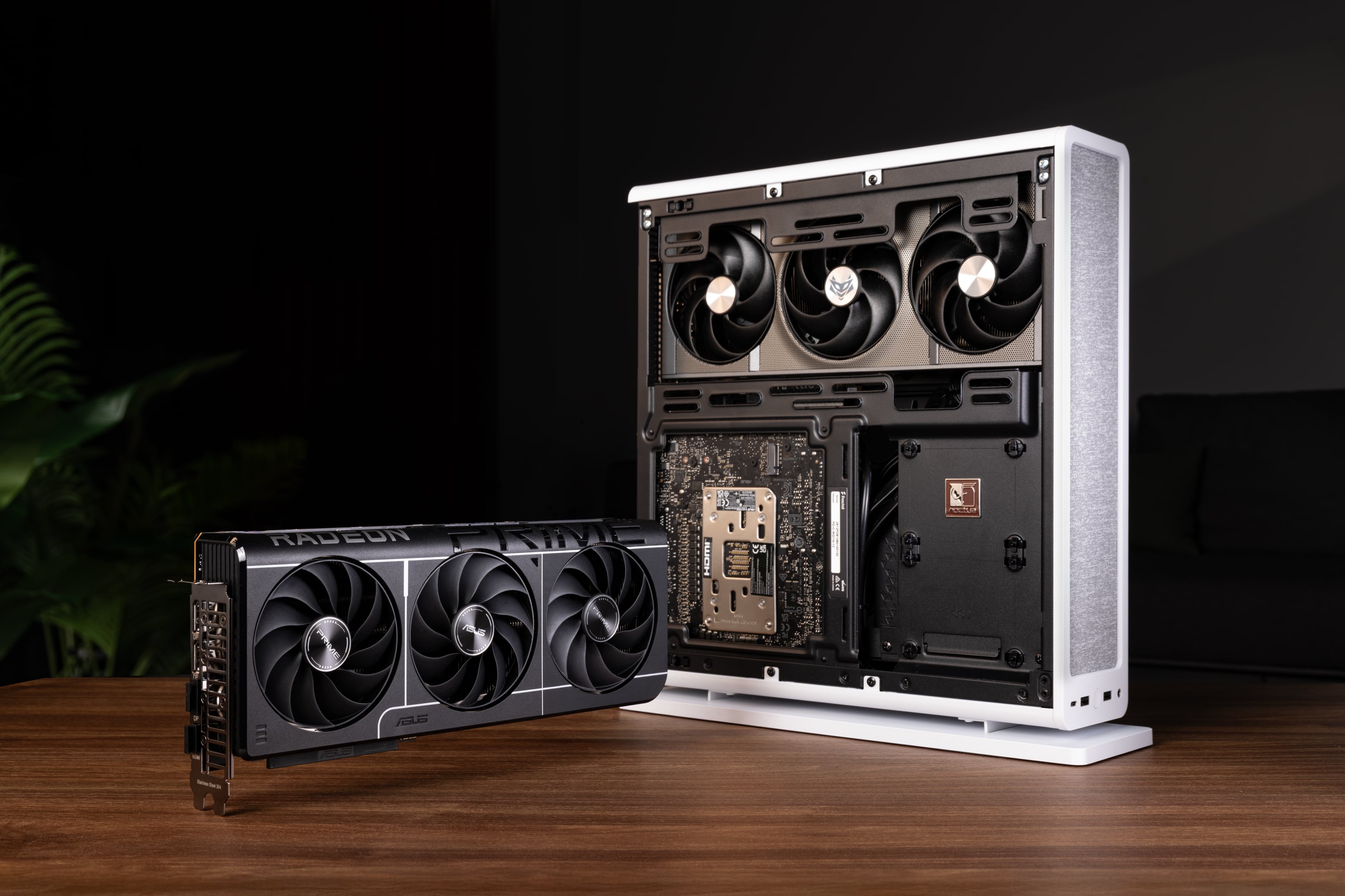 Asus Prime RX 9070 XT OC and Sapphire Nitro+ RX 9070 XT in Ridge PC case
